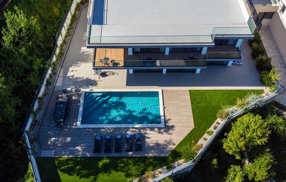 Vista aerea della villa con grande piscina e area giardino