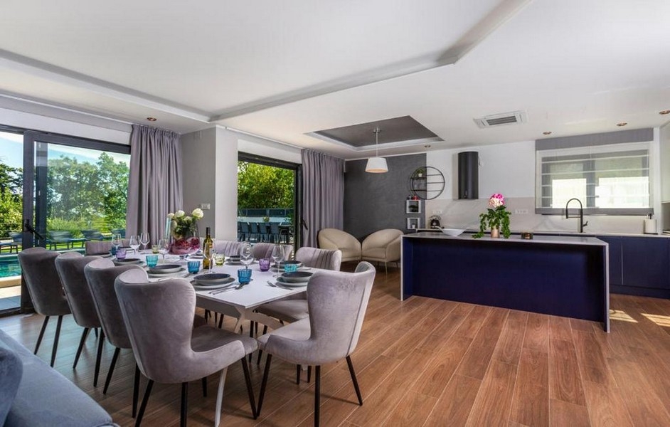 Zona pranzo e cucina aperta con vista sul giardino