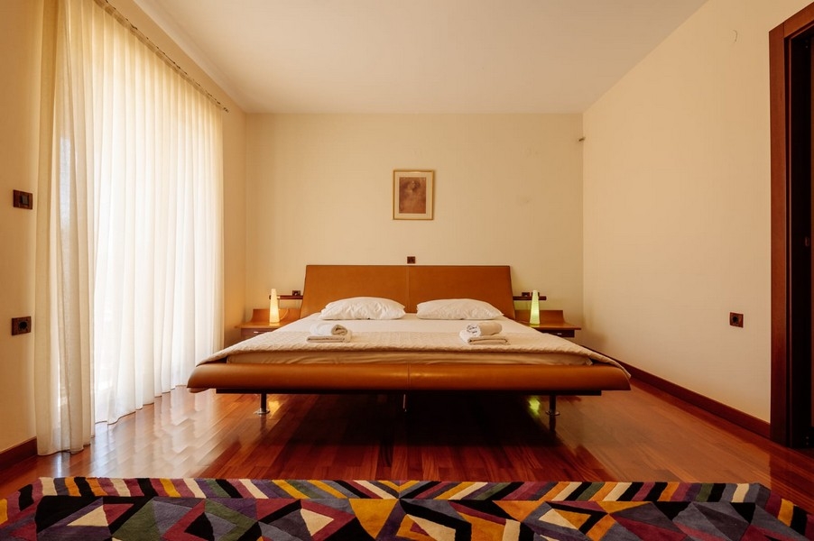 Camera da letto con letto matrimoniale