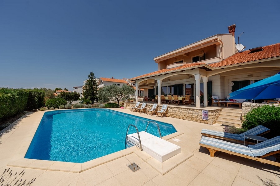 Area piscina con villa