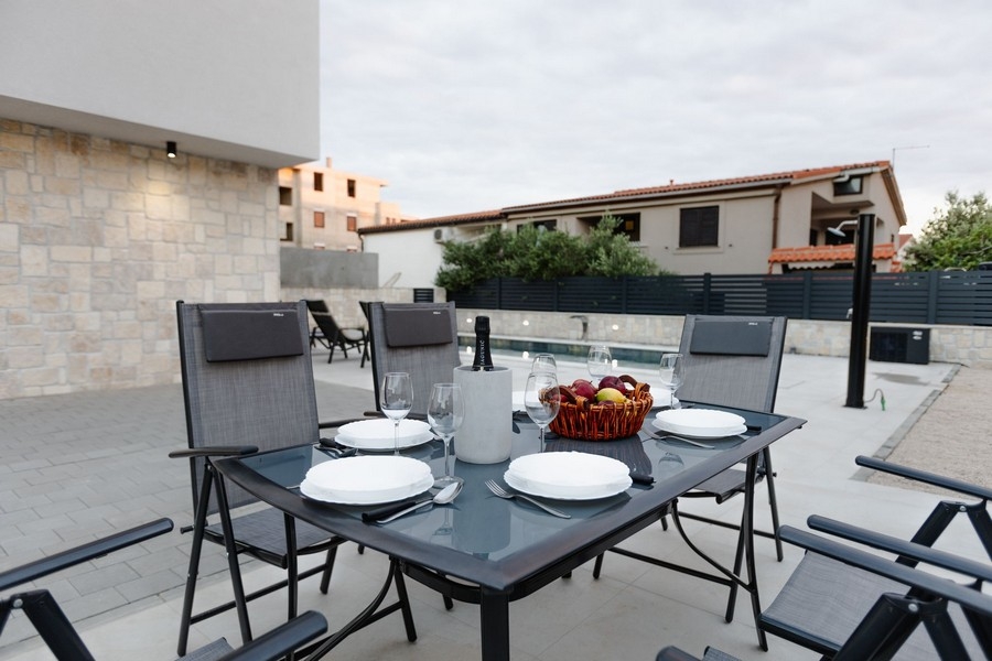 Zona pranzo sulla terrazza con vista sulla piscina