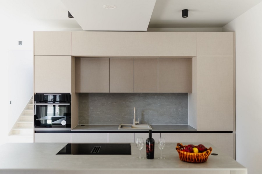 Cucina componibile moderna dal design chiaro