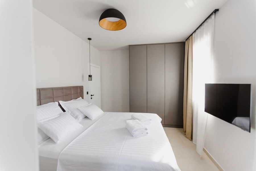 Camera da letto con letto matrimoniale e armadio a muro