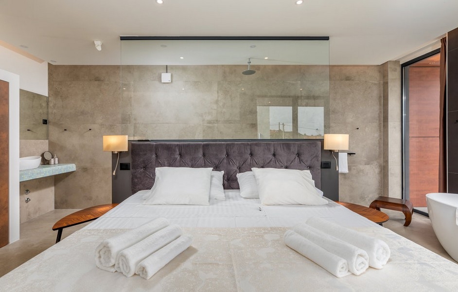 Camera da letto bianca con bagno in vetro della villa H3764.