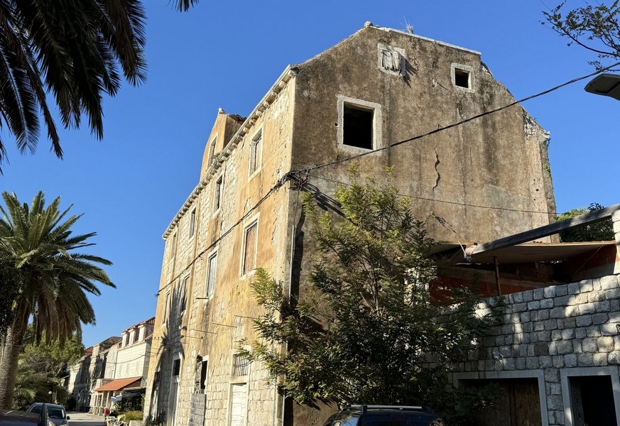 Vista dalla strada dell'edificio storico a Sipanska Luka