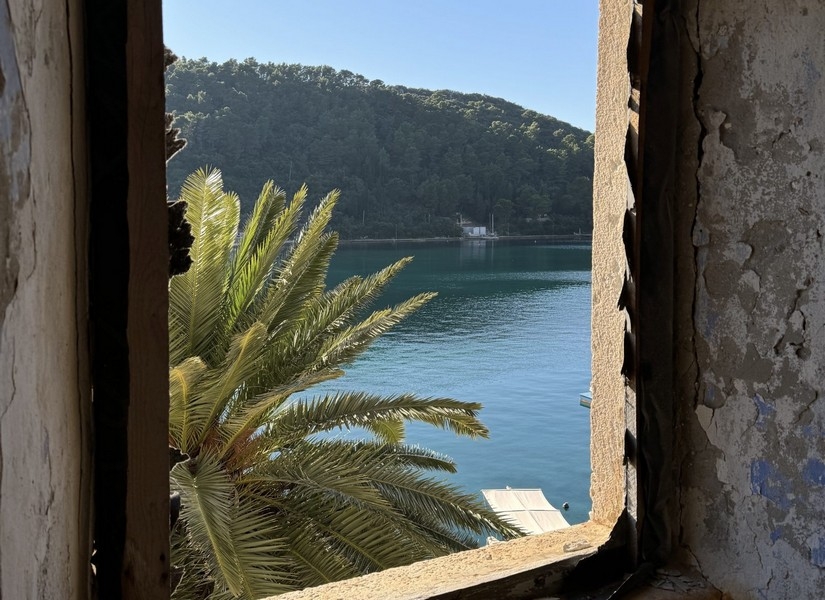 Vista mare da una finestra aperta della vecchia tenuta
