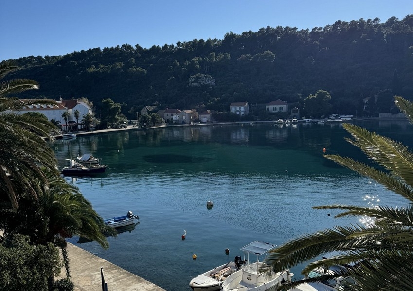 Vista sulla baia e sul lungomare di Sipanska Luka