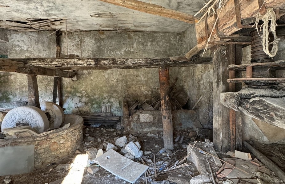 Vecchio locale di lavoro con struttura originale in pietra e legno