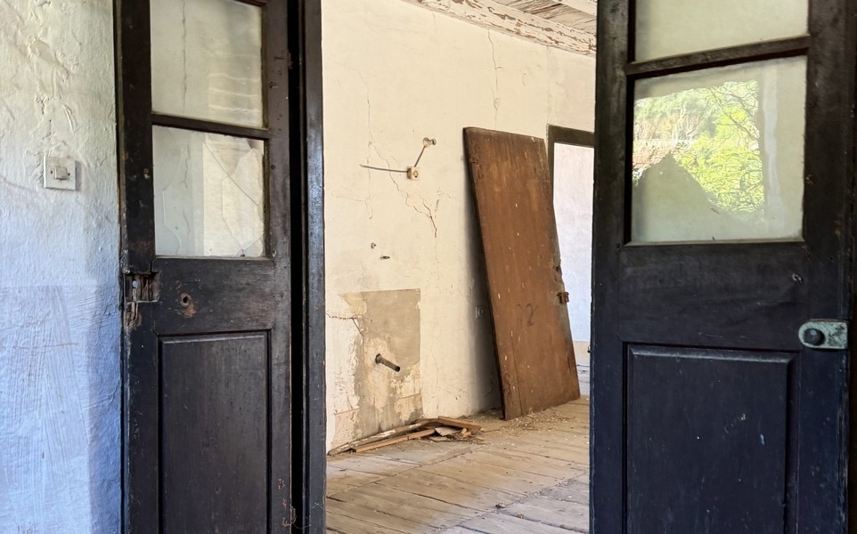 Interno con porte aperte e necessità di ristrutturazione evidente