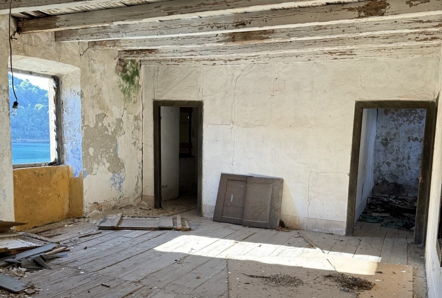 Piano superiore con vista sulla baia e sulla struttura storica dell'edificio