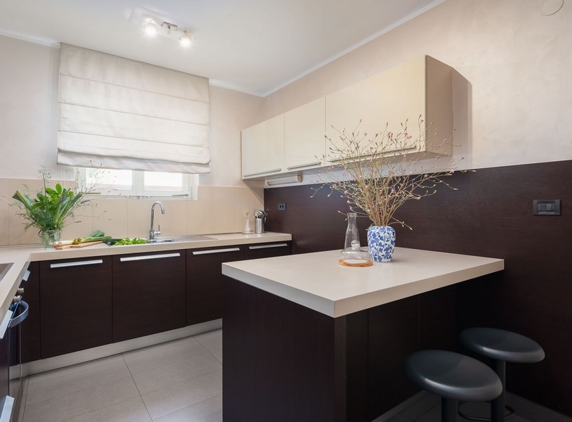 Cucina con bancone e mobili da incasso