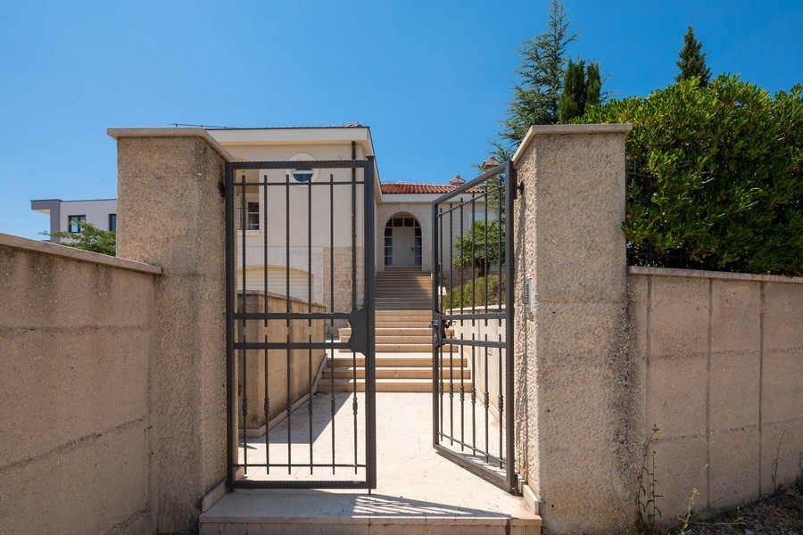 Ingresso del giardino e della casa con cancello aperto