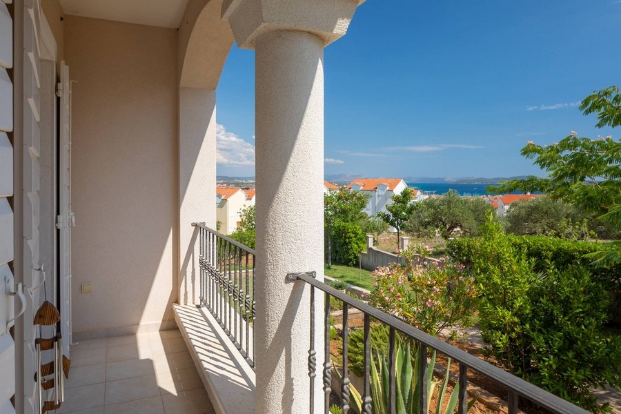 Balcone con vista mare e giardino