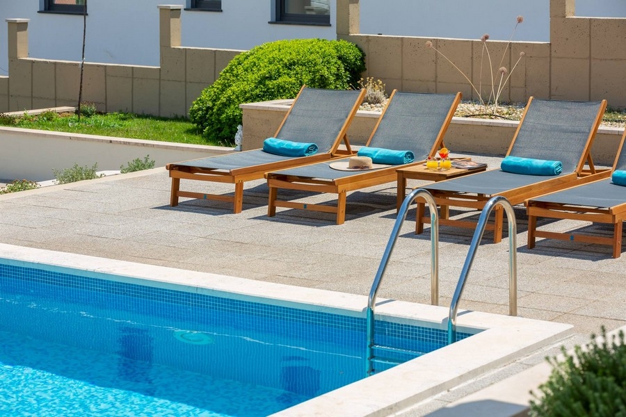 Area piscina con lettini