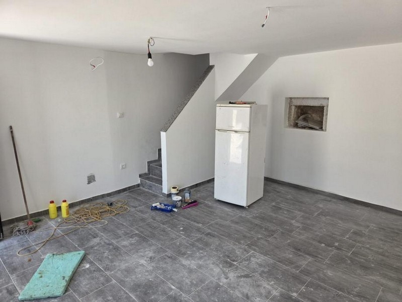 Zona giorno al piano terra durante il completamento