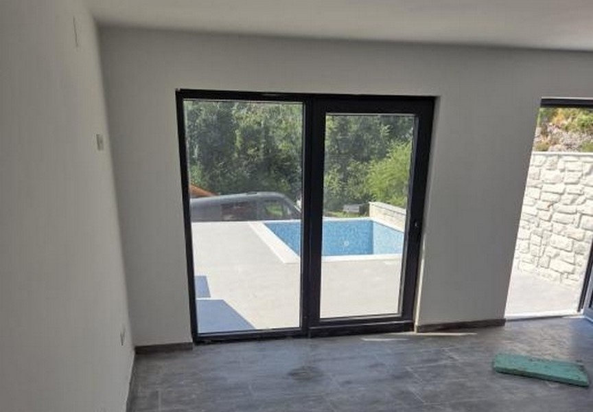 Vista dall'interno verso la terrazza e la piscina