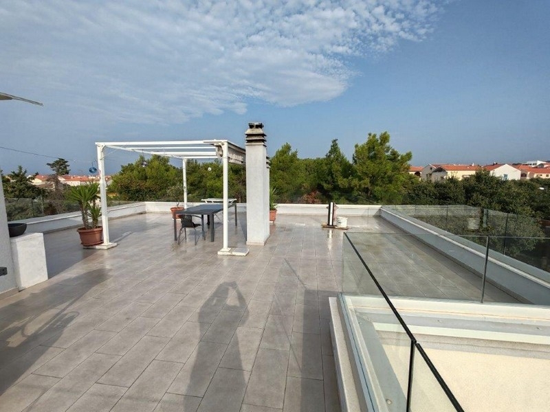 Terrazza sul tetto con parapetto in vetro e vista ampia