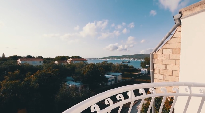 Vista mare dal balcone vicino a Sukosan in Dalmazia
