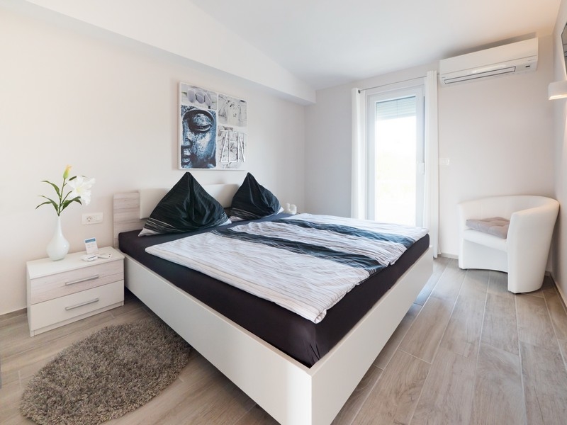 Camera da letto con letto matrimoniale e poltrona
