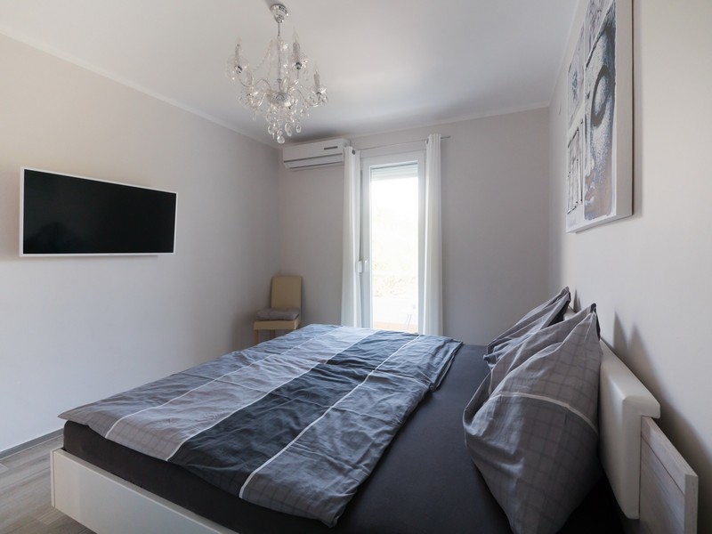 Camera da letto con TV a parete
