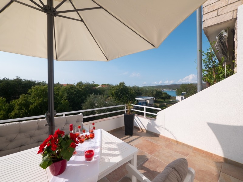 Terrazza con ombrellone e vista