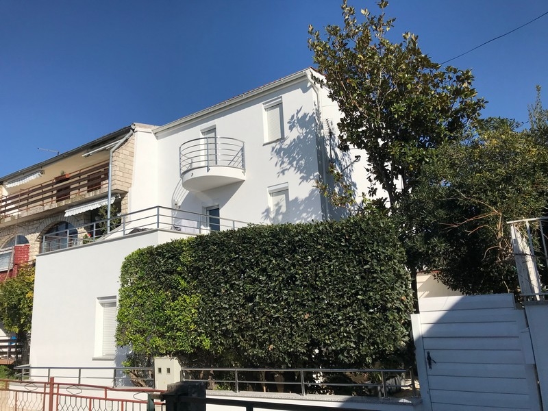 Vista esterna della casa con appartamenti a Sukosan Croazia