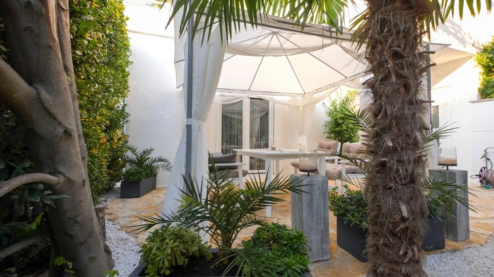 Cortile interno verde con palme