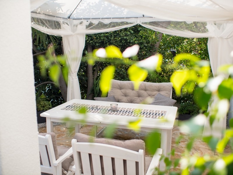 Angolo lounge coperto nel giardino