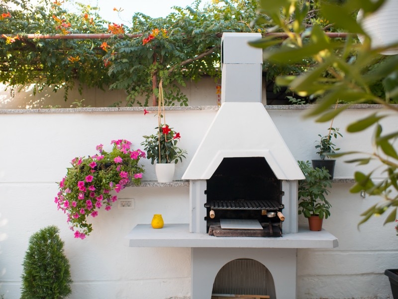 Camino-grill in muratura sulla terrazza