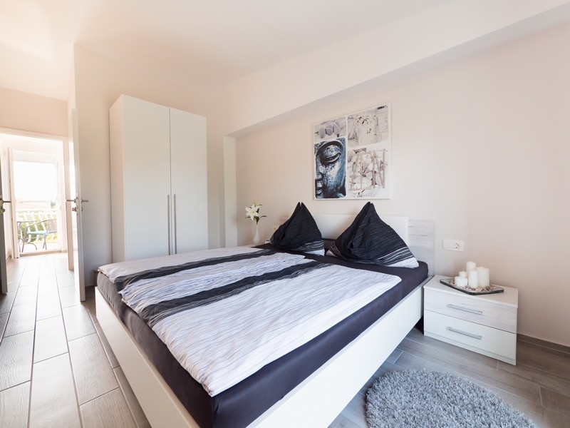 Camera da letto luminosa con letto matrimoniale