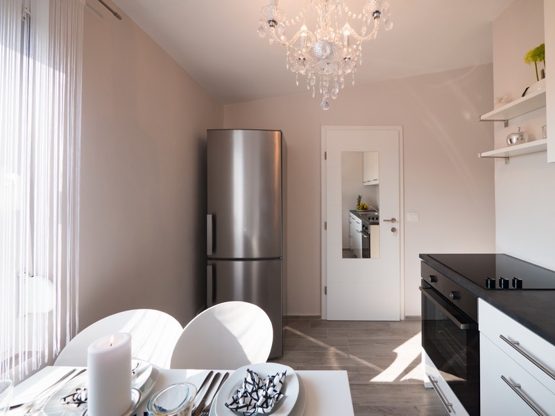 Zona giorno con cucina lineare in Croazia