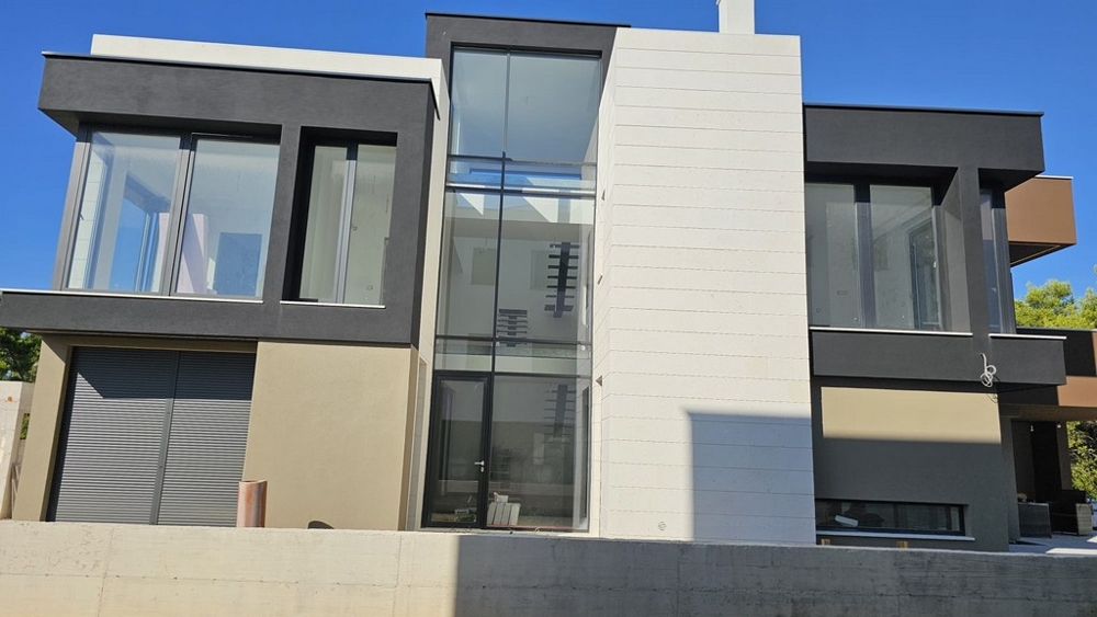 Facciata della villa H3778 con vano scale in vetro - immobili Croazia.