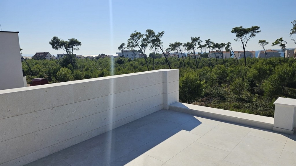Terrazza sul tetto della villa H3778 con vista su Privlaka, Croazia.