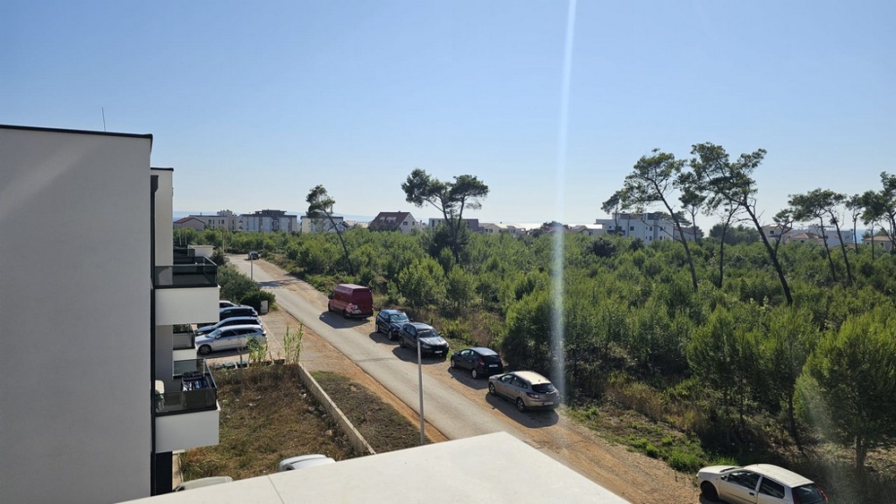 Vista dalla terrazza della villa H3778 sulla tranquilla strada residenziale di Privlaka.