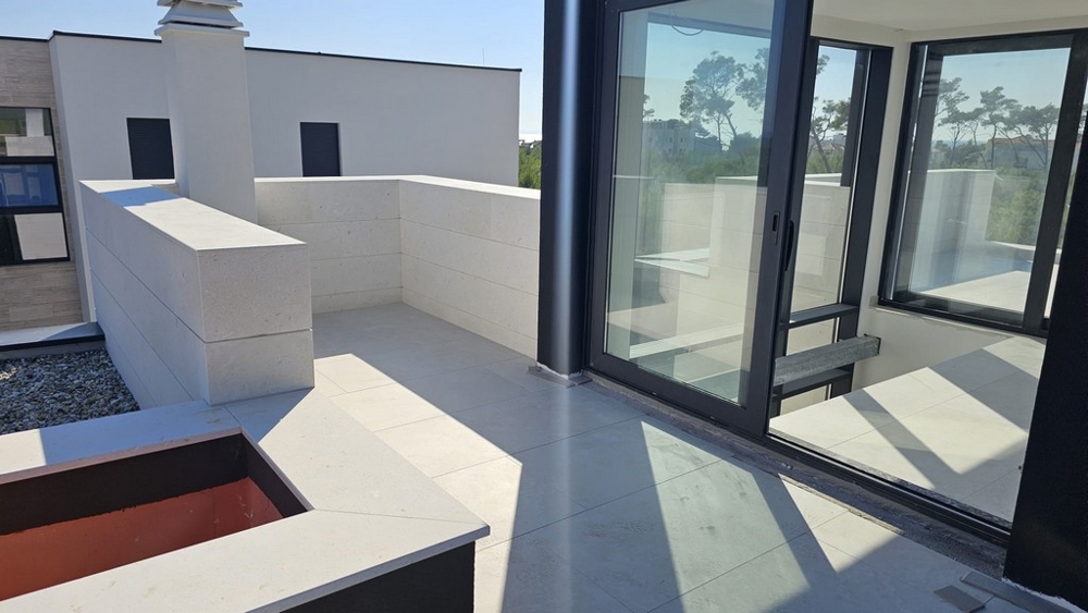 Terrazza sul tetto con predisposizione per idromassaggio - villa H3778 a Privlaka.