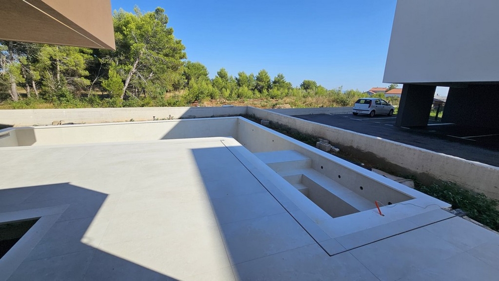 Piscina in costruzione sulla terrazza della villa H3778 a Privlaka.