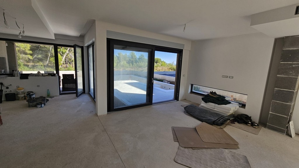 Zona giorno al grezzo con vetrata verso la piscina - villa H3778 a Privlaka.