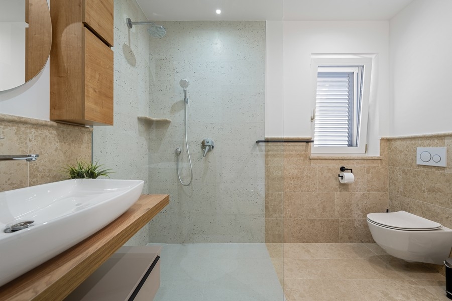 Bagno moderno con doccia