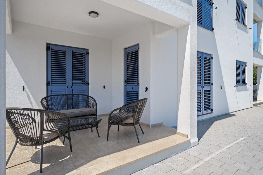 Terrazza coperta con mobili da salotto