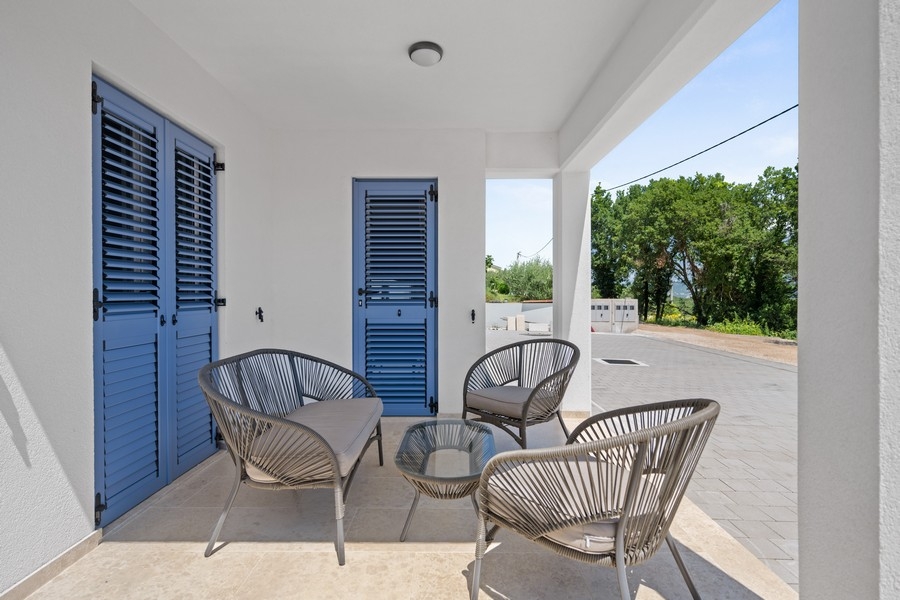 Terrazza con salotto e ingresso della casa