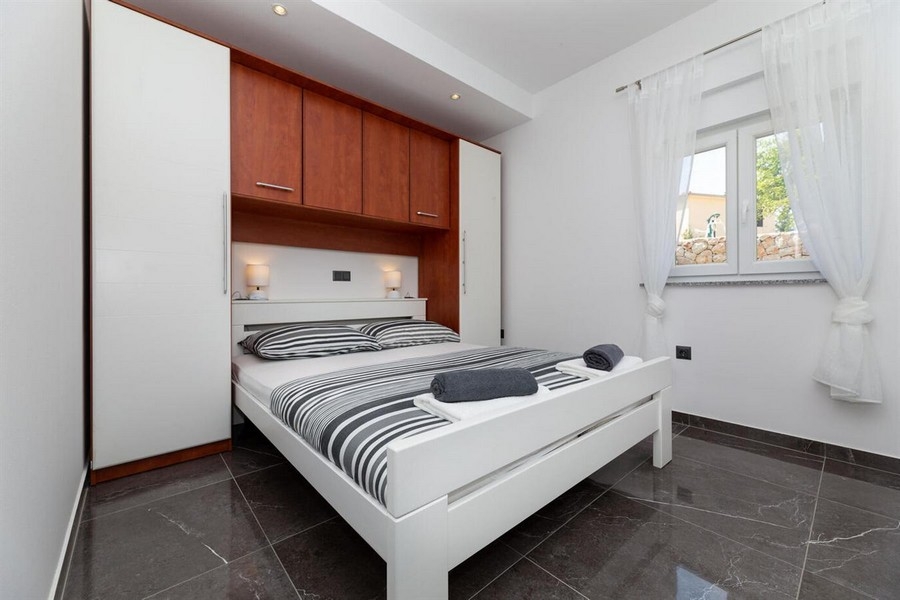 Camera da letto con armadio a muro