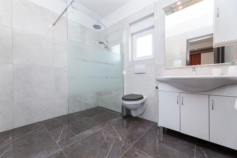 Bagno moderno con doccia