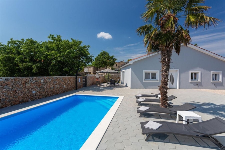 Area piscina con lettini