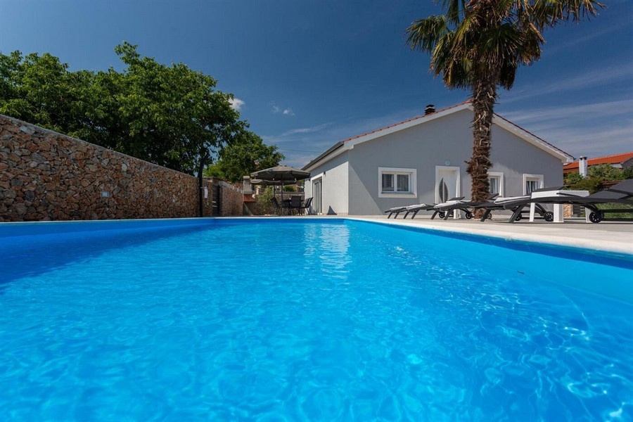 Casa con piscina in vendita sull'isola di Krk, Croazia.