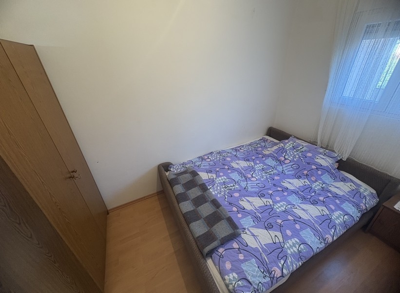 Camera da letto con letto matrimoniale e finestra