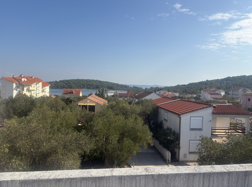 Vista su Ugljan fino al mare.
