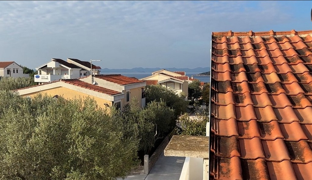 Vista mare sui tetti del vicinato