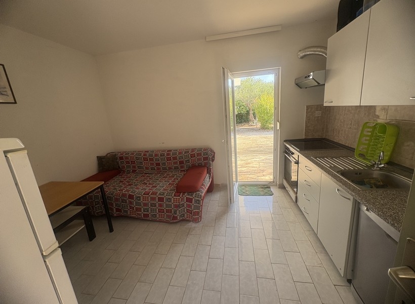 Cucina abitabile con zona salotto e uscita