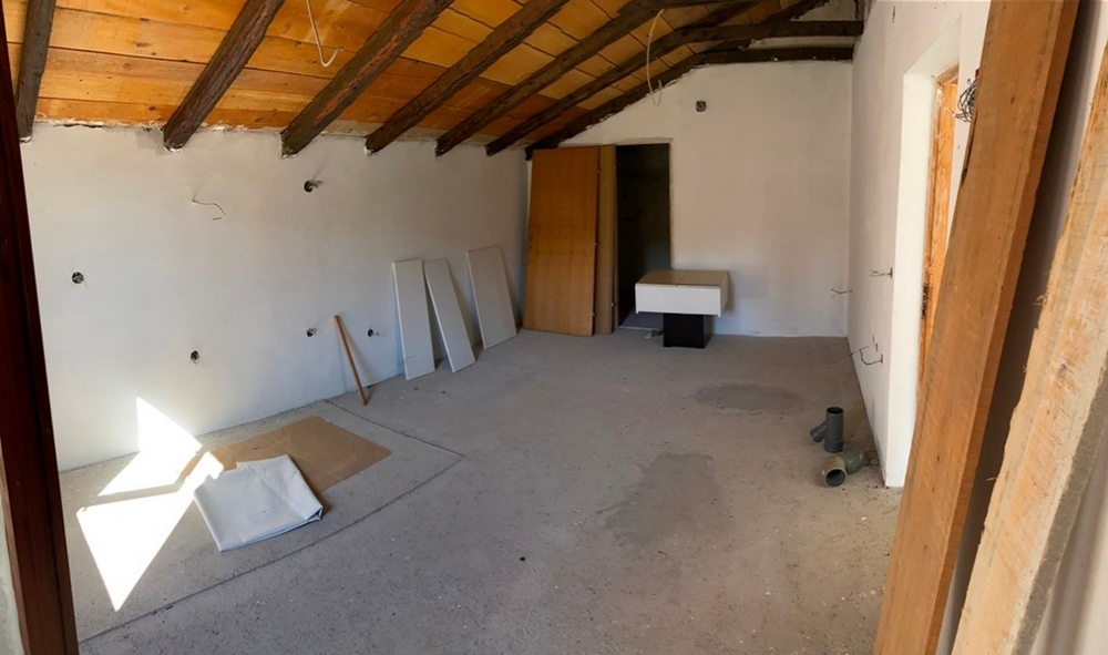 Interno del grezzo con struttura del tetto a vista