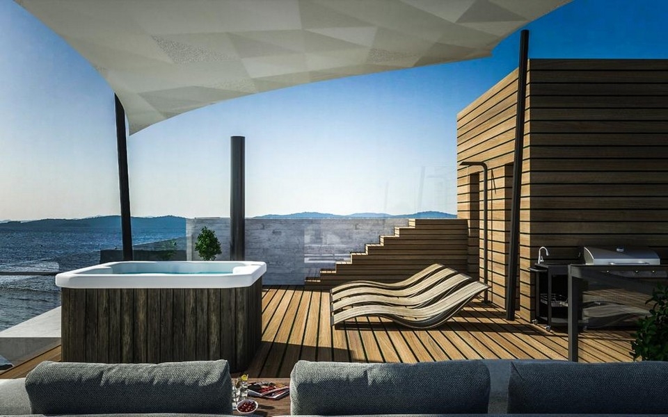 Terrazza con idromassaggio e vista mare